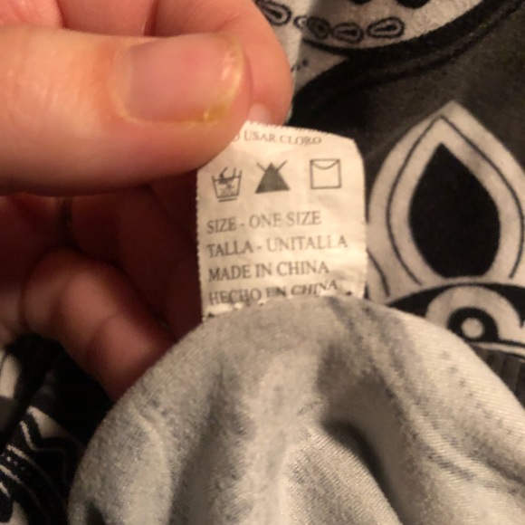 BLACK AND WHITE SKULL CANDY LEGGINGS - Picture 3 of 5